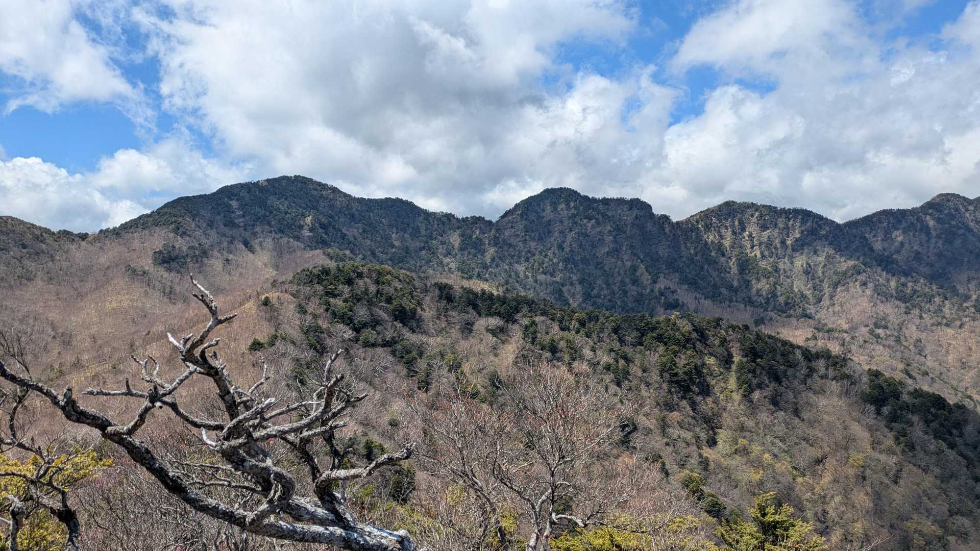 小丸山から袈裟丸山を眺める