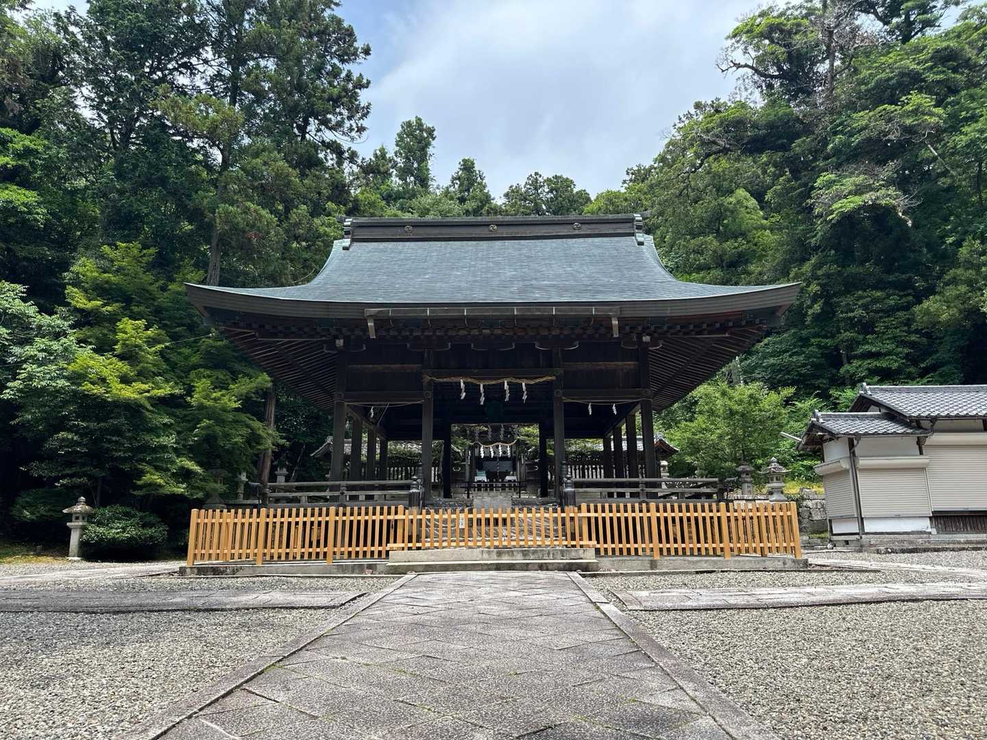 新神社⛩️に車を停めさせて頂き、

ヤブ蚊との戦いに備えて、虫除けスプレー振りまくり！
いざ　参ります！

