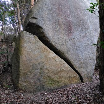 岩が口を開いてる…👀