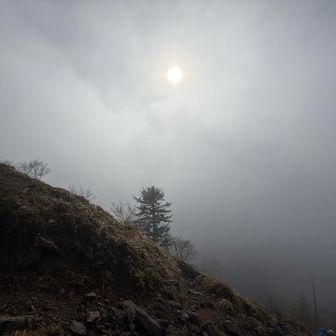 下山中にみた太陽。そのうちにガスが晴れそうだ。