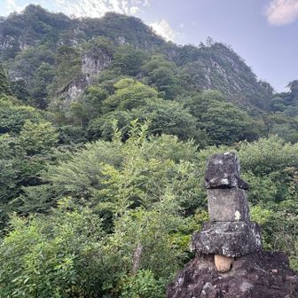 全部石の塊でできたら祠？のようなもの
大の字の近く