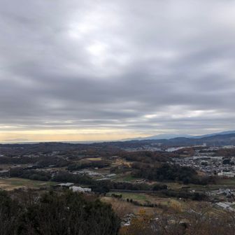 権現山からの眺望。雲が低い