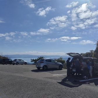 少し下ったトイレのある広い駐車場！
ここも眺め良し👍

登山の準備をして矢筈嶽に向かう🚶