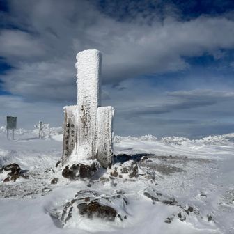 とてもノンビリできる環境ではないので、風の弱いところでゴーグル装着して下山開始