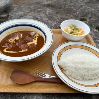 ランチ⁈は、お目当てのビーフシチュー💕ライス、サラダ付🍴1,700円
外で美味しくいただきました😋
お肉柔らかかった〜

ビーフシチューの黒百合ヒュッテの絵皿、欲しかったけど売ってないって🥺