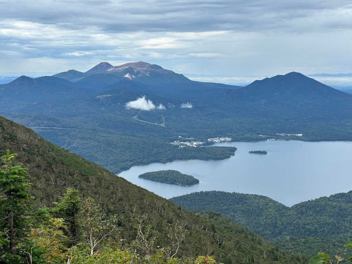 阿寒湖と雌阿寒岳