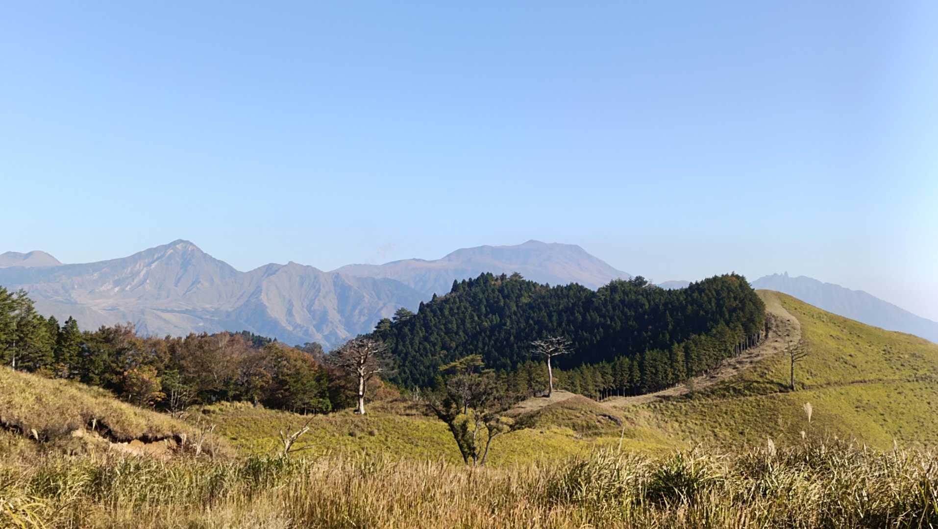 阿蘇五岳も見えます。樹林帯の右端、根子岳と重なってるところが高城山のようです。
