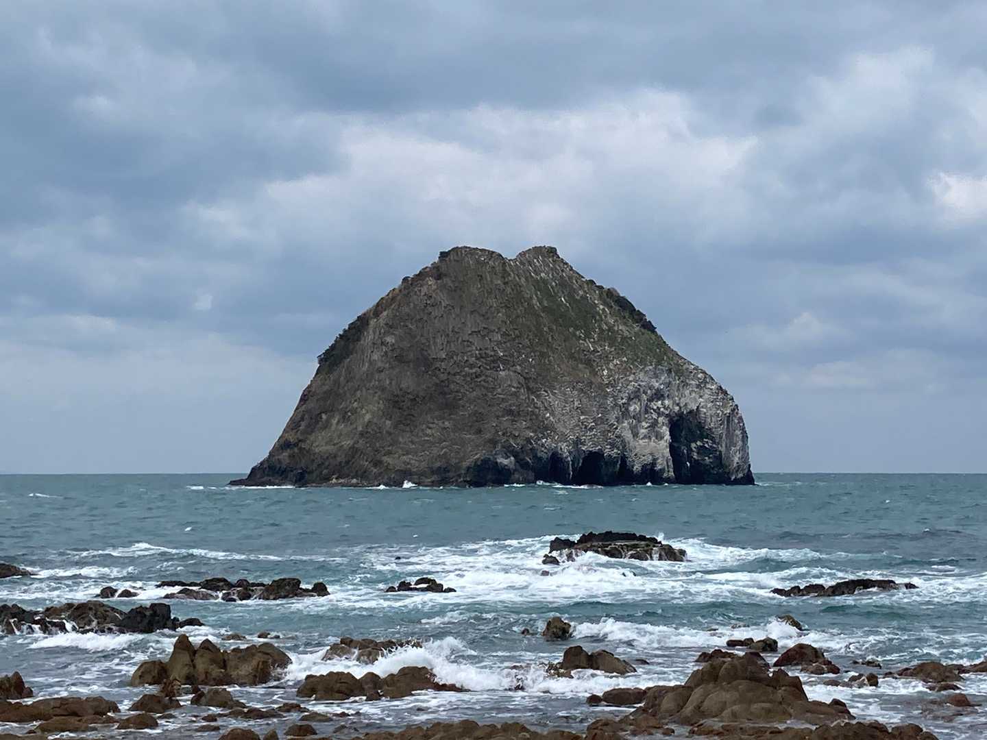 柱島　柱状の玄武岩が集まってできた島