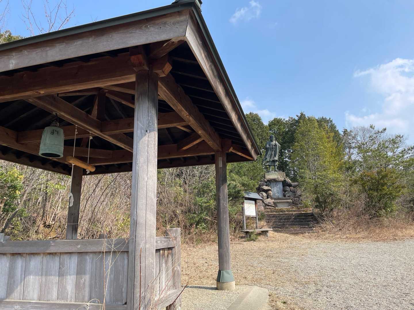 コンクリート道を登ると泰澄大師像と鐘。
鐘をカーーンと鳴らしました。
ここから先はずーーっと緩やか。平らかってほど緩やか。