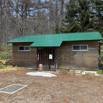キャンプ場のトイレは冬眠中でした。