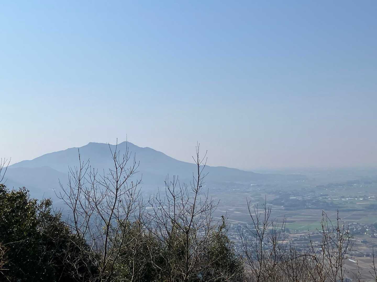山頂からの筑波山