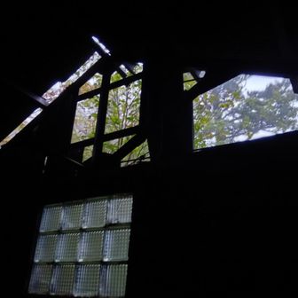 2日目、五三郎避難小屋内部。
※小屋は4.5X4.5m程度の広さ。屋根の端欠落、壁や窓一部欠落、板の間なし、床面は少々湿った土。石があったり少々凸凹。中央に1X2ｍの広さで板が置いてあります。ドアは吊り下げ式。少々重い。ガス冷気が侵入するので寒い。
(荒れているとはいえ、ほぼ雨に濡れず過ごせるので、とてもありがたいです。貴重な小屋ですね)