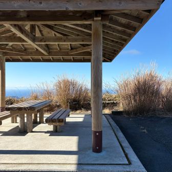 立派な休憩所があります。海が視界に入ってきます。