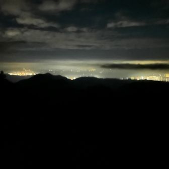 なんか雲☁️が晴れて下界の夜景が見え出した😄