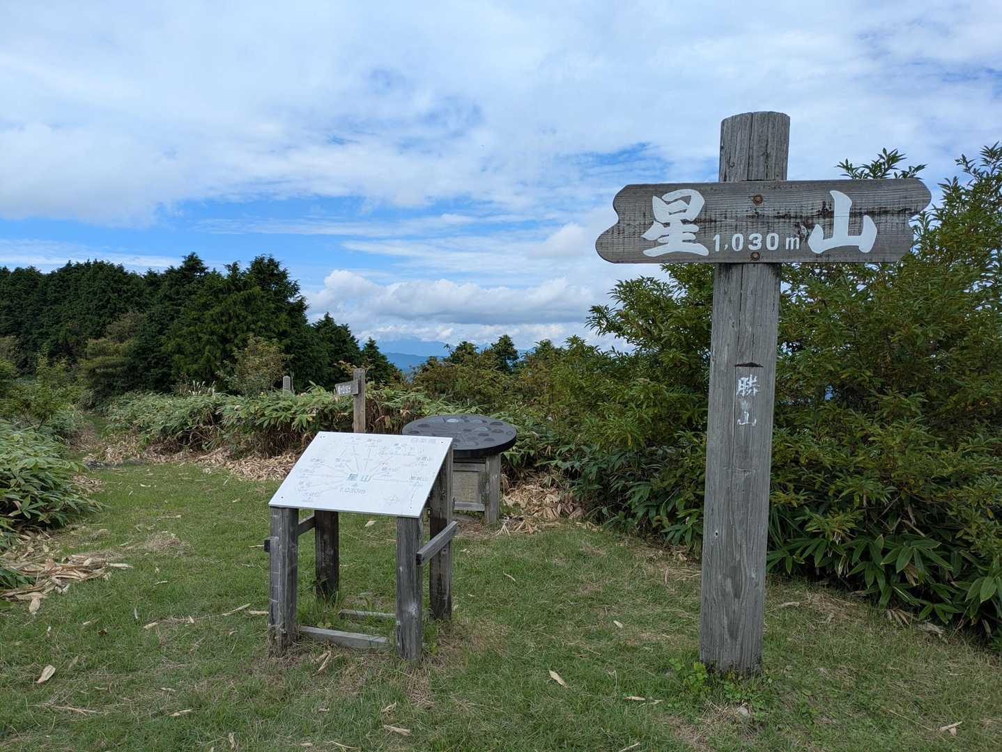 風が吹いて心地よい山頂、ちょっと休憩します！