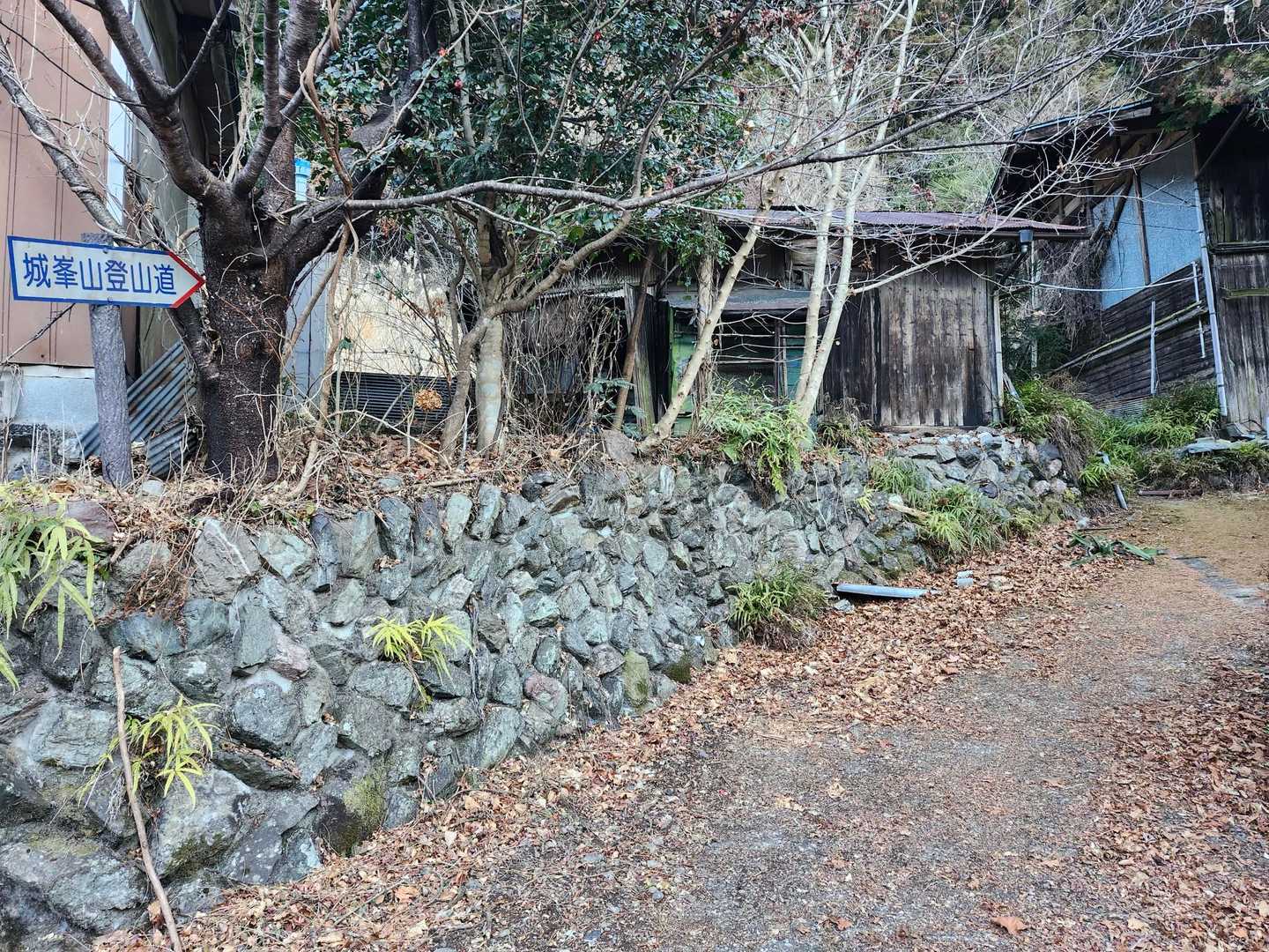 廃屋の間が入口