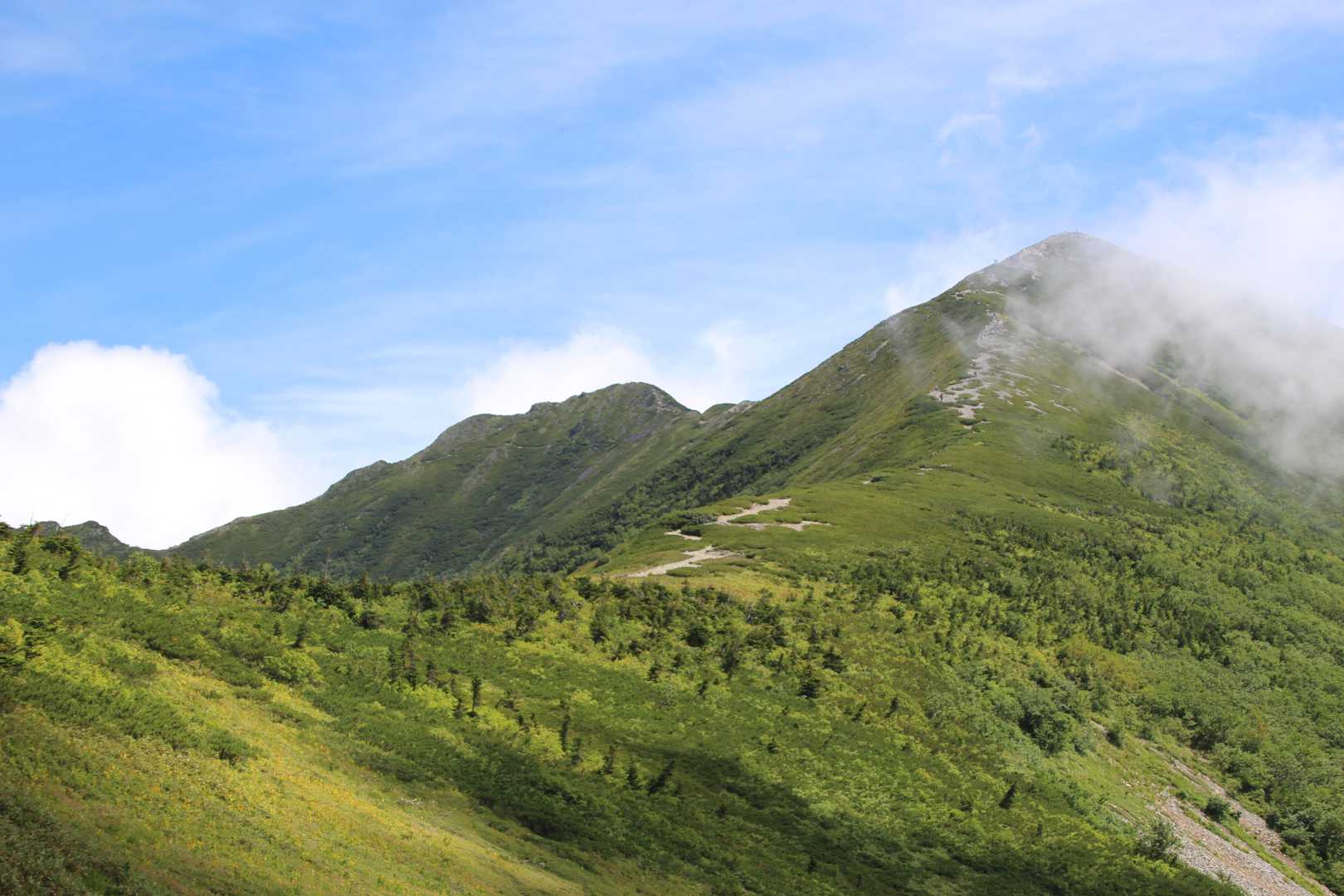 爺ケ岳を望む。穏やかな山容。