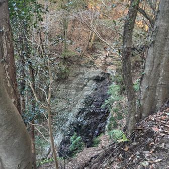 松葉の滝の前、水が少ない