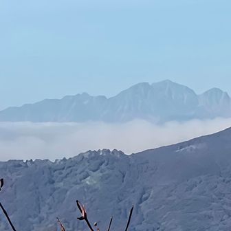 穂高岳が顔を出す…