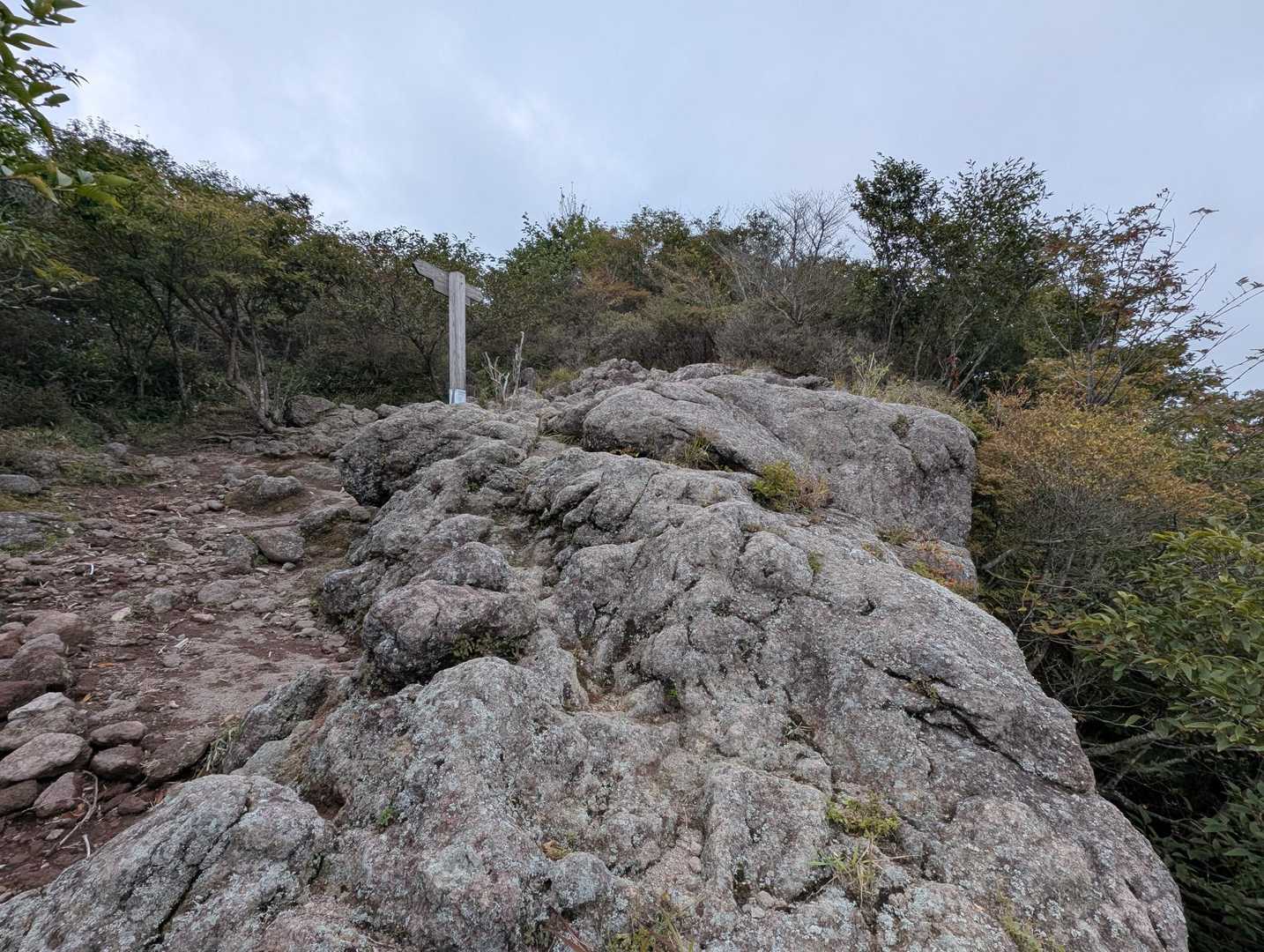 ひさし岩🪨ここで休憩して周回で鍋割を目指す👣💨