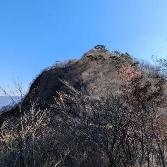 残るは正面に見える物語山だけです。今いる西峰と50mしか変わらないようなので、それほど大変じゃないかな。