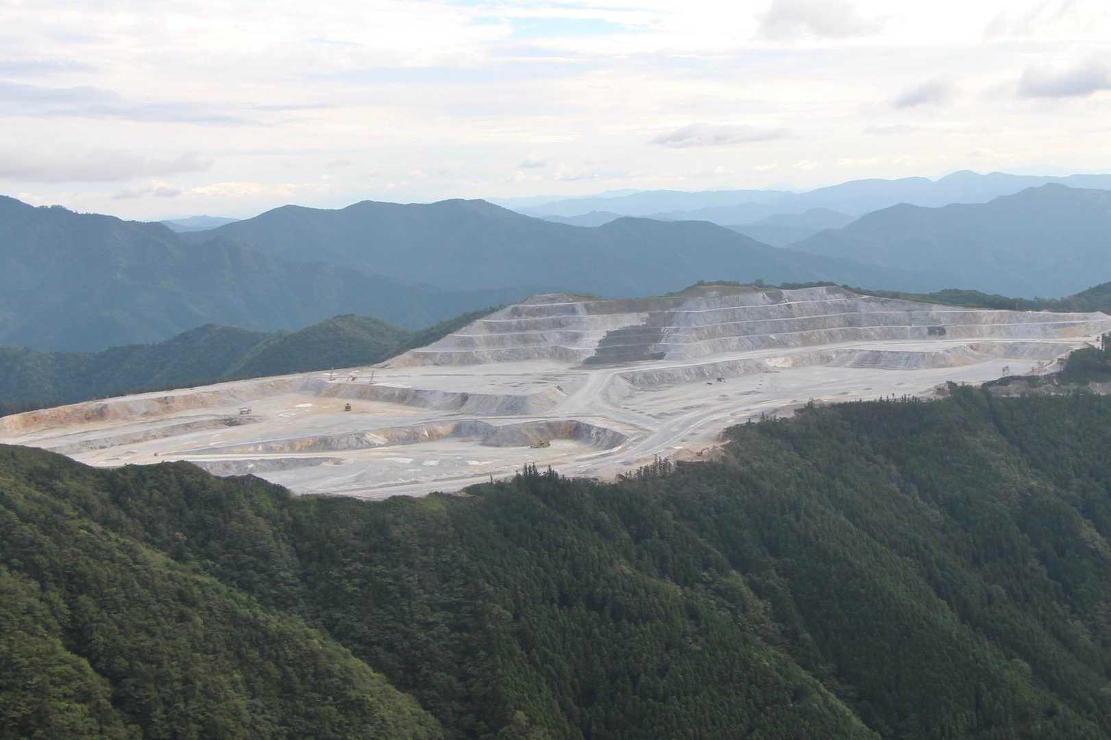 鳥形山（とりがたやま）石灰石鉱山⛏️
後100年掘り続けるらしい
石灰石の露天掘り鉱山