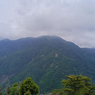 雲に覆われた剣山😓