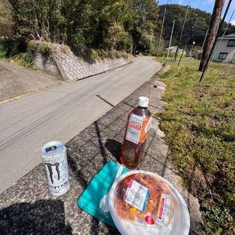 ベンチが無いので、擁壁ランチ。
空身で周回したいので食べておく。
ファミマで買ったジャンバラヤ。
これで598円だからたけーーー。
物価高でモンスターが安く感じる。
ピリ辛エスニックな味。
墓地の近くにリュックを隠して、パン一個と水だけ持って周回しよう。
夜勤明けは空身登山じゃないとキツイ。