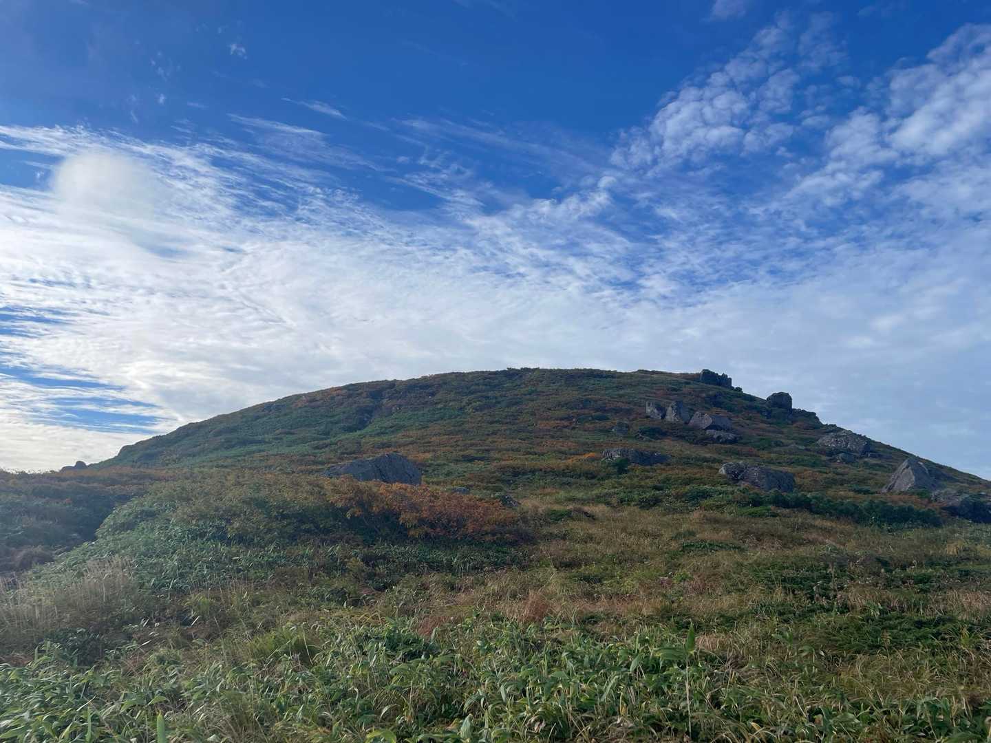 月山八合目往復 | 夏は残雪と花の楽園、秋は黄金に染まる草紅葉、四季折々の魅力の写真