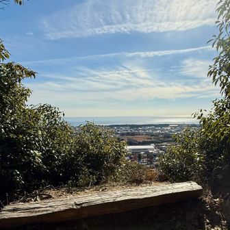 九十九折りを下りる途中、眺望の良い場所があった。