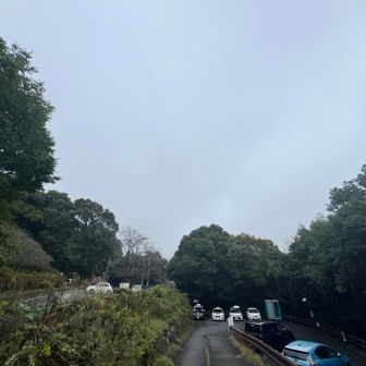 天気が微妙ですが、駐車場🅿️には思いのほか、車があった🚙