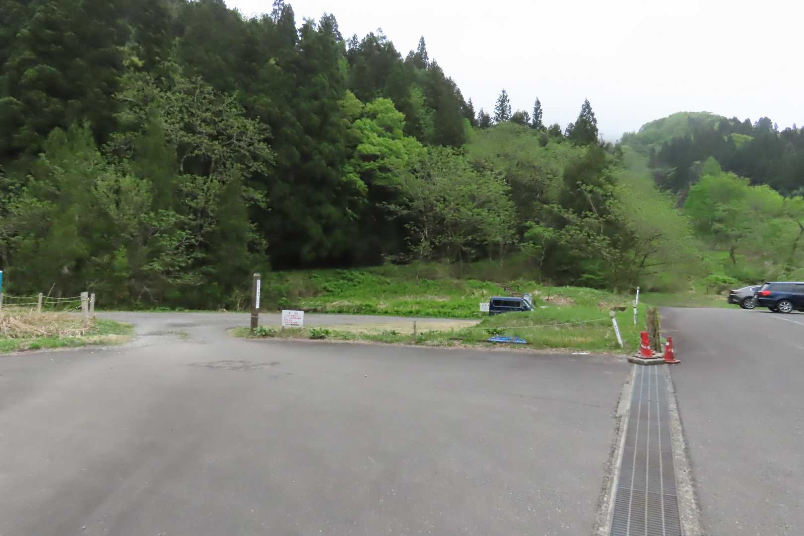 無事、車に帰還。おっ、まだ車が2台、遅くまでお好きですねぇ（←オメーに言われたかねーよ）。車に乗ったら降ってきた。また来ます。ありがとうございました‼️