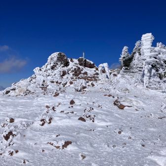 茶臼山山頂、、寒過ぎて動画を撮ってさっさと退散、展望で見えるアルプスの山々の写真を撮り忘れた。