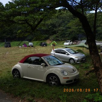 山頂直下の野営場
それぞれのスタイルのオートキャンプ。
楽しそう。