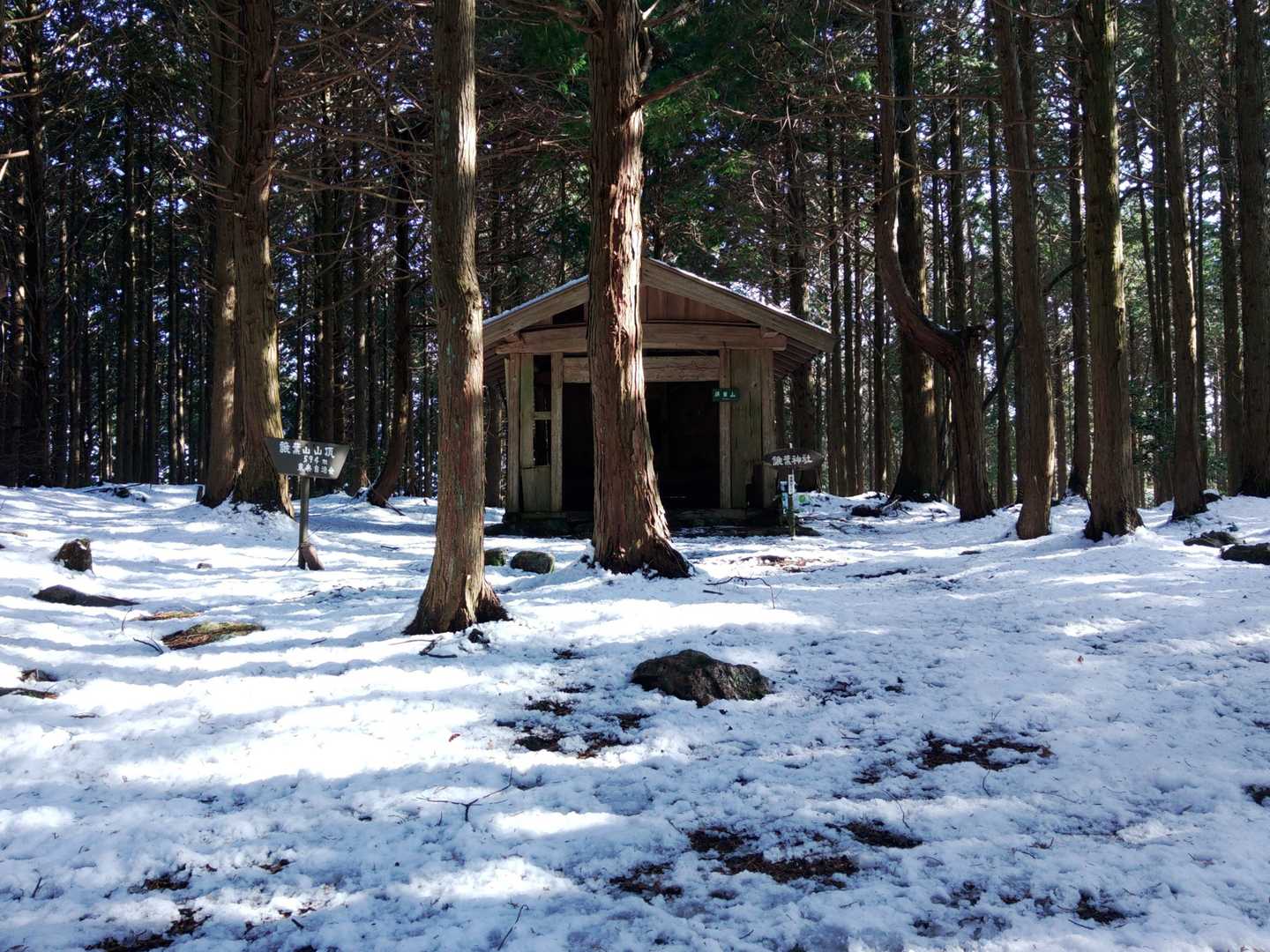 中央にある神社