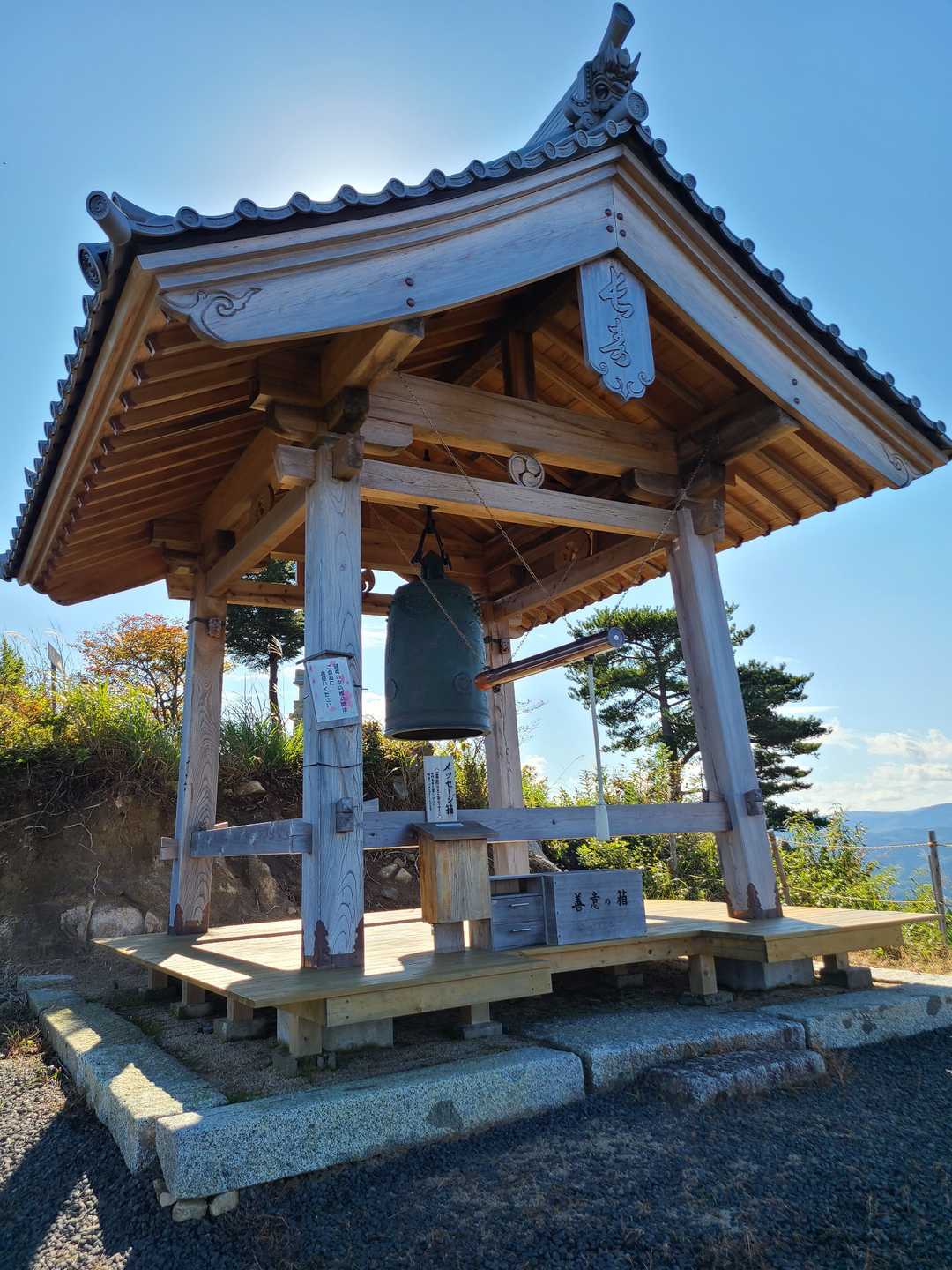長寿山山頂付近の鐘つき堂。