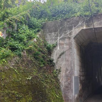 線路下を通り出発