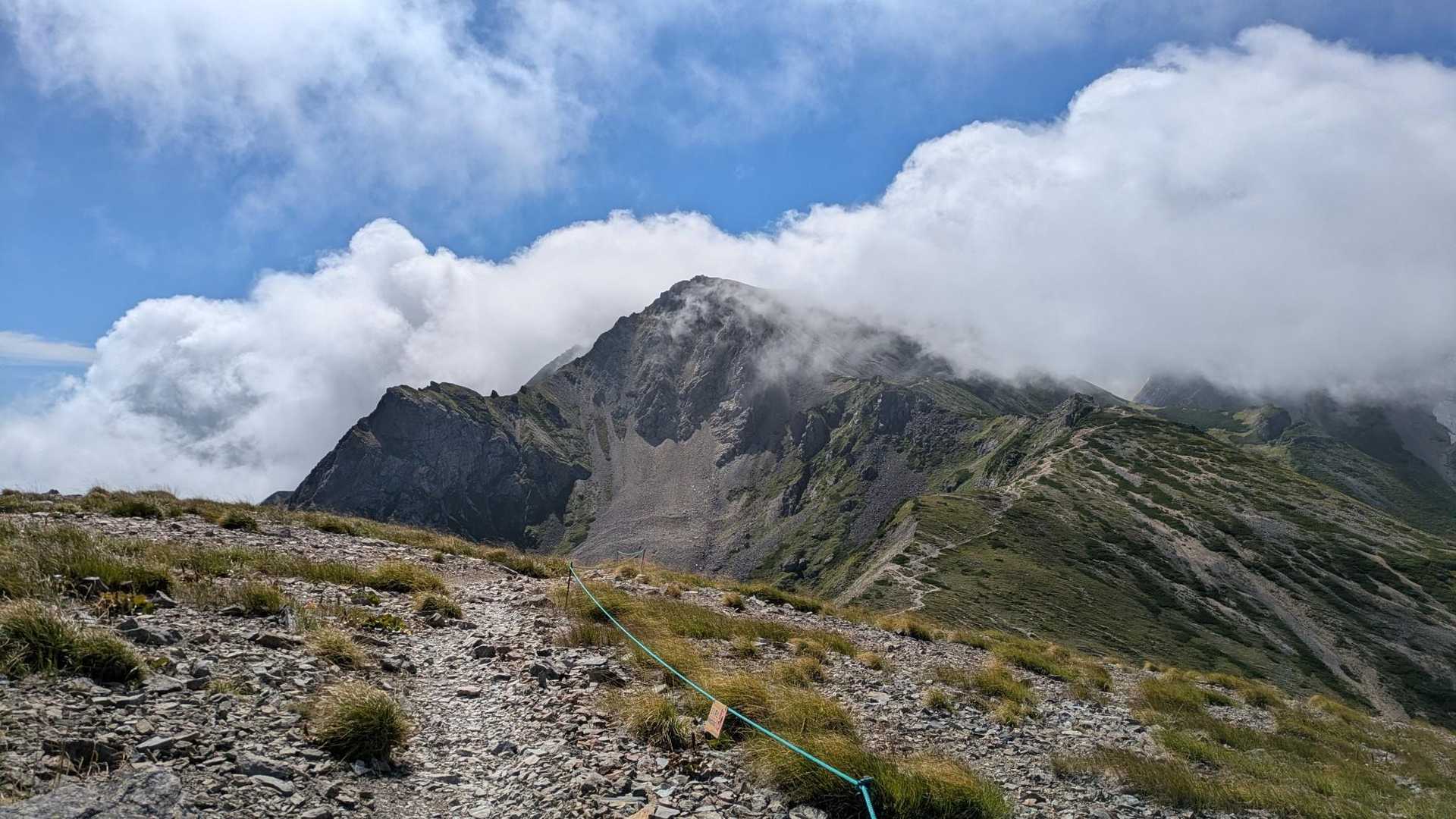 微妙に山頂見えます