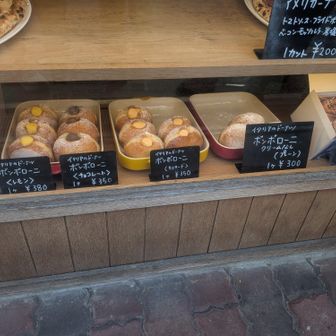 駅前の「アキラッチ」で買ってみたかったドーナツをおやつに購入！