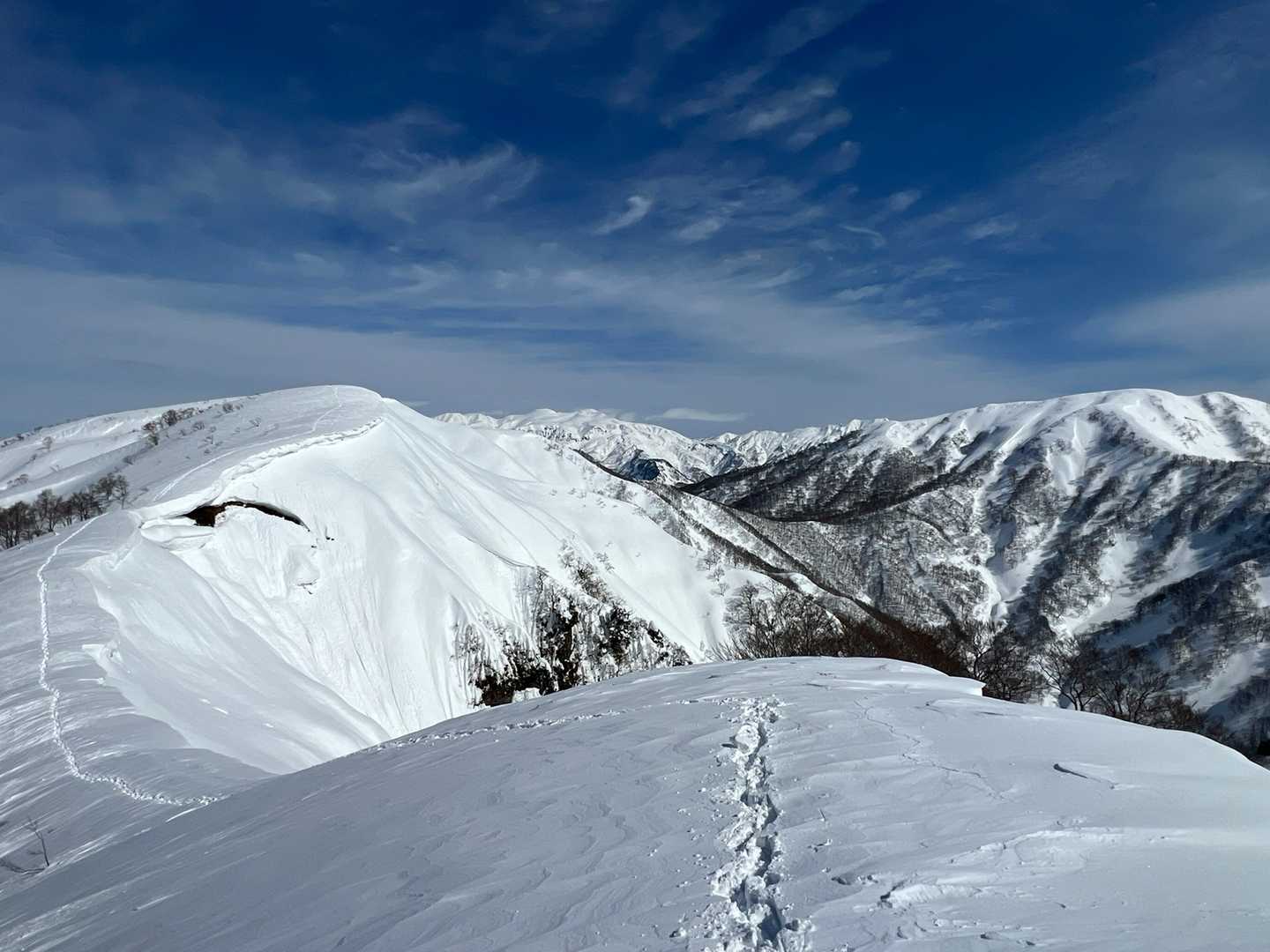 さあ、鉢伏山へ戻りましょう😄
雪庇に近づかないよーに、慎重に😄