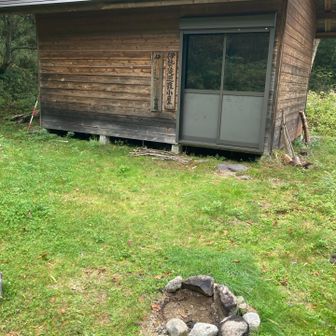 避難小屋
炉があって楽しんだ跡が…
