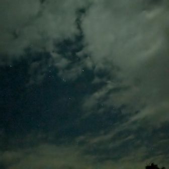 オリオン座が見え、
雨が降ったり止んだりを繰り返す中、
「どうにか長野峠まで行けそうだ」と思ったのも束の間。
本当の地獄は、ここからだった🙃