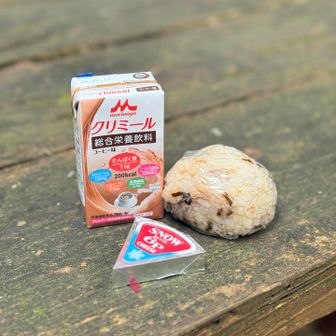 ここでおにぎりと、神社で休憩してたお父さんから頂いたチーズ🧀美味い
そして甘いものが飲みたいのでクリミール！