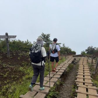 ここからTosiさんに妻が苦手とする下山の足運びをレクチャー頂きます💪