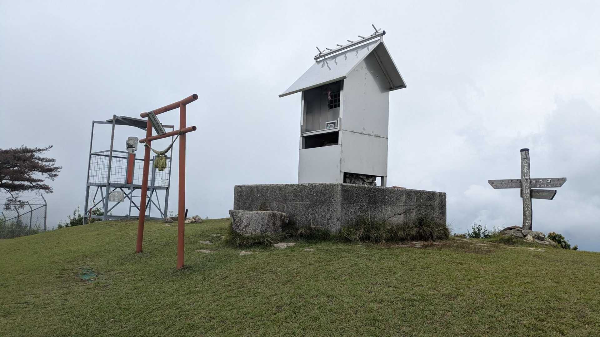 白木山山頂到着💞
景色はこの天気だから仕方ないけど、山頂はこの時はガスって無かったから良かったぁ💖