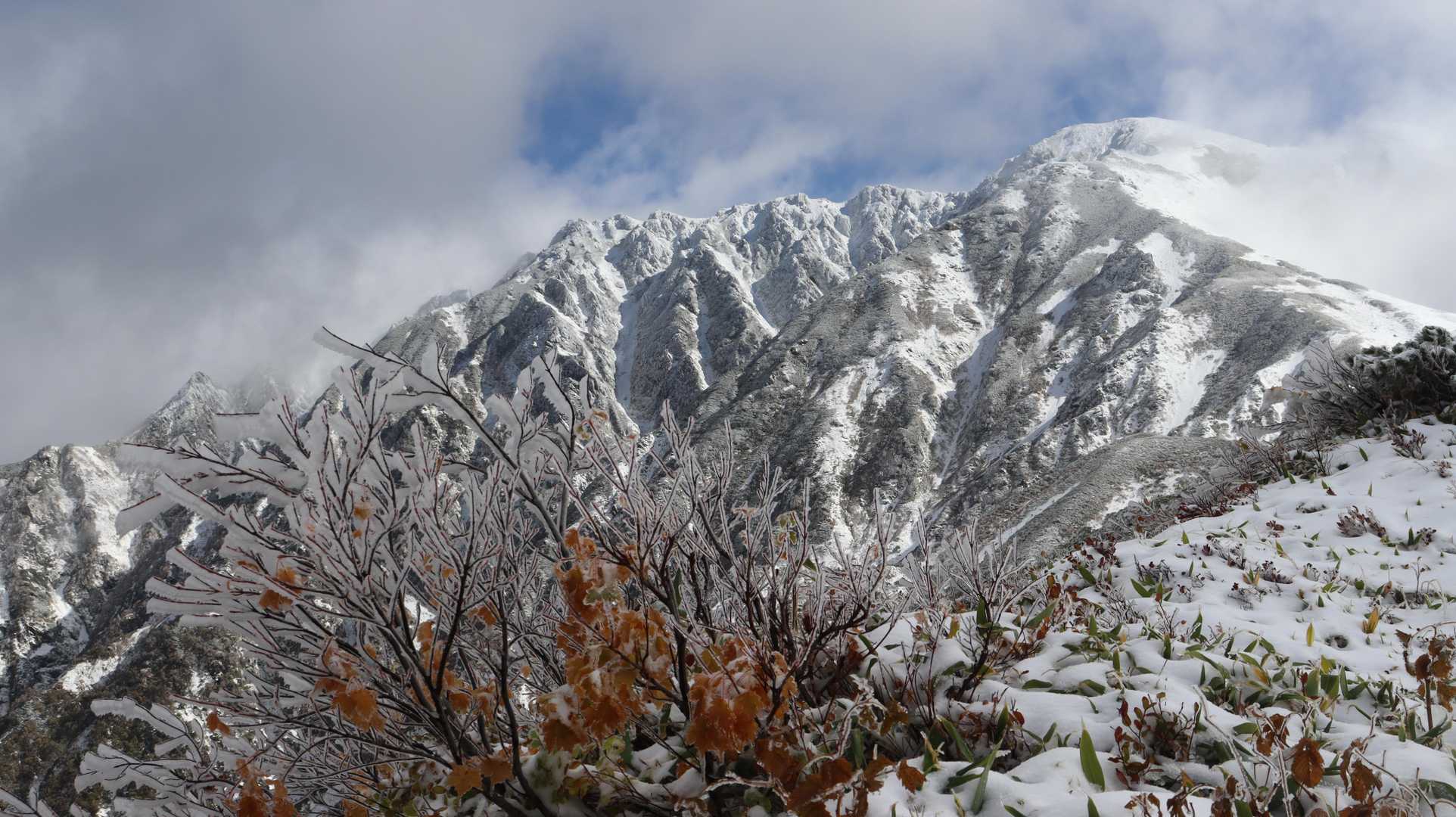 しかし…
あいにくの雲☁️が剱岳🏔️の姿を隠し続けます😣