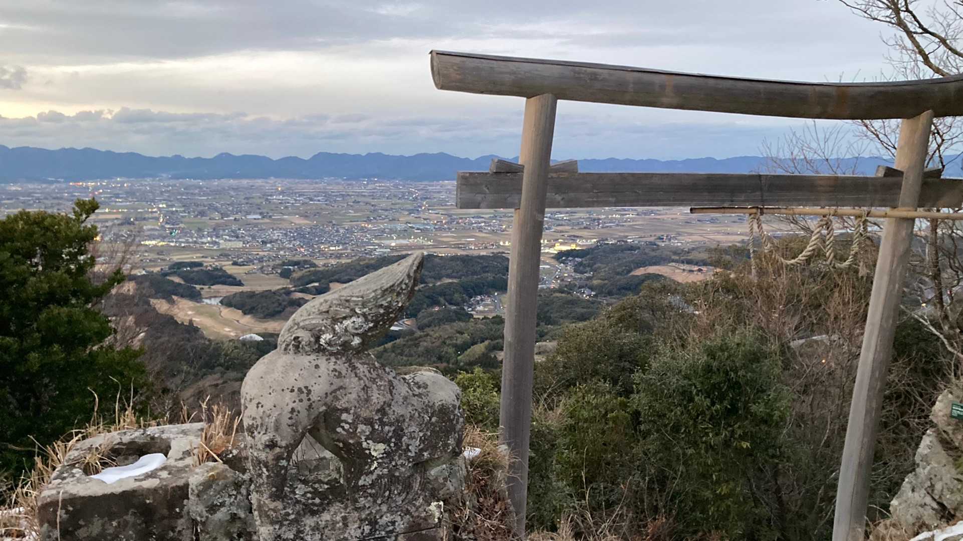 鳥居越しに眺める。
なかなかのいい眺め(^^♪
