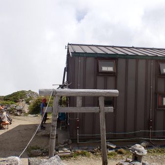 本山小屋
小屋番さんに話しかけられる。穏やかそうな方。
飯豊の伝統？