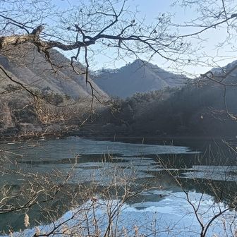 小さな湖を少し歩く。コースに入れてよかった♪