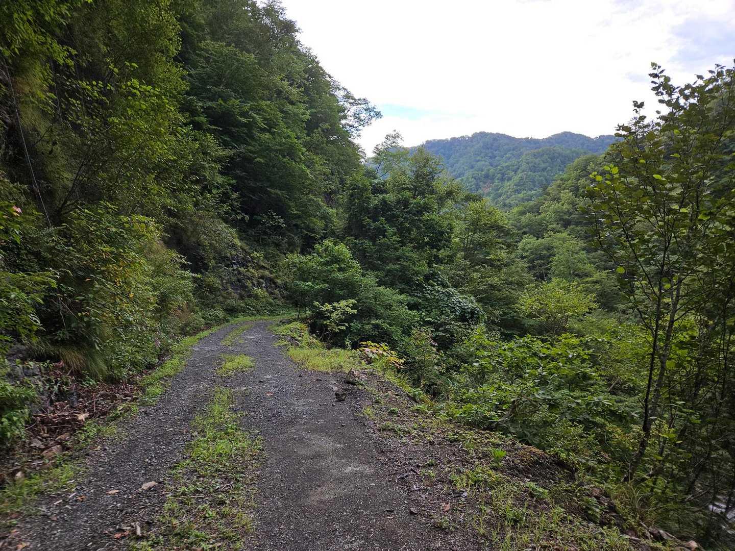 シャトルバス停留所-北海道電力取水施設-幌尻岳 縦走コースの写真